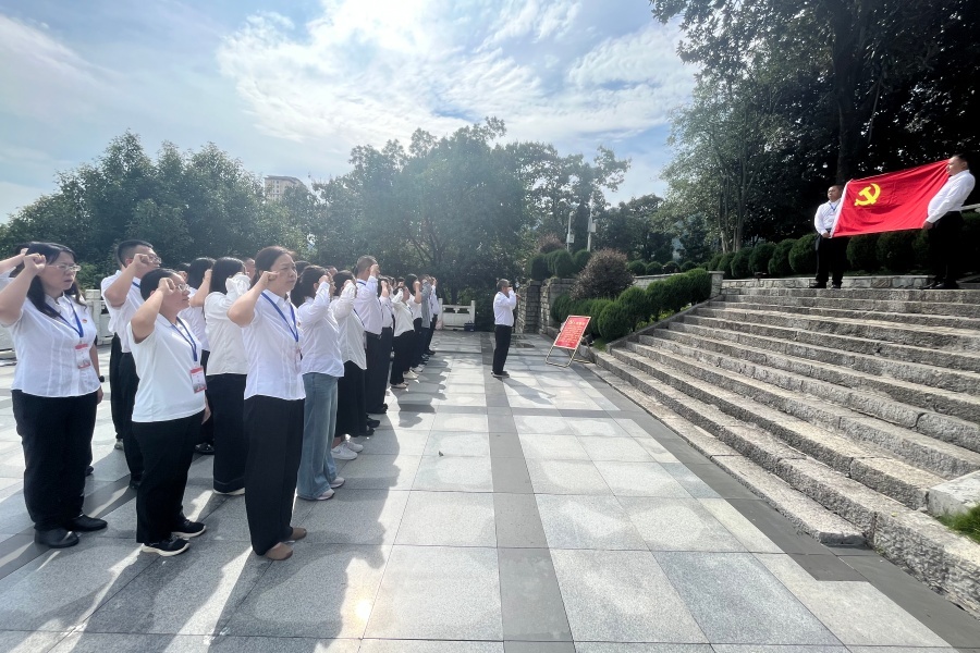 4-参观扎西烈士陵园 重温入党誓词 (1).jpeg