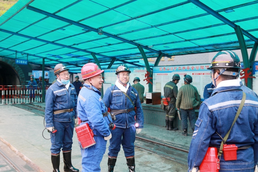 检查组深入观音山煤矿二井检查_副本.jpg